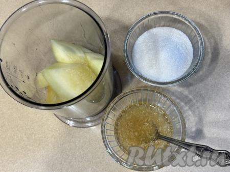 Желатин всыпать в небольшую ёмкость, залить 50 миллилитрами холодной воды, перемешать и оставить для набухания минут на 10. 250 грамм дыни, очищенной от кожуры и семечек, переложить в чашу блендера. 