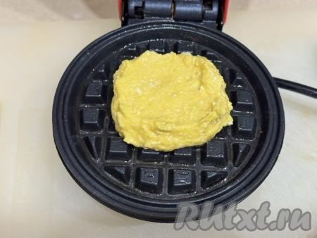 Электрическую вафельницу разогреть, смазать створки растительным маслом, выложить 1 столовую ложку теста. Закрыть створки вафельницы. 