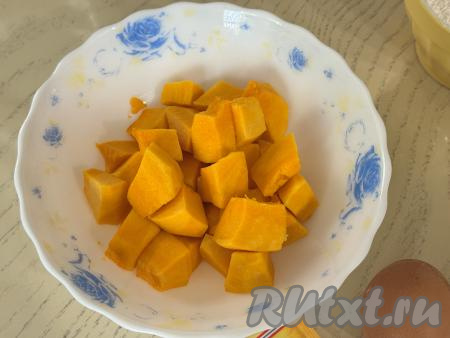 180 грамм тыквы, очищенной от кожуры, семечек и волокон, нарезать на кубики. Взять достаточно объёмную миску, которая подходит для использования в микроволновке, выложить кусочки тыквы, влить 100 миллилитров воды, поставить в микроволновку.