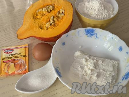 Подготовить продукты для приготовления вафель из тыквы и творога в электровафельнице. Творог можно использовать любой жирности. 