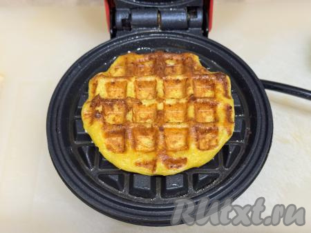 Выпекать тыквенно-творожную вафлю до золотистого цвета. Длительность выпекания зависит от мощности вафельницы. Готовую вафлю переложить на тарелку. Периодически перемешивая тесто и смазывая вафельницу по мере необходимости, постепенно испечь все вафли, складывая их на тарелку.