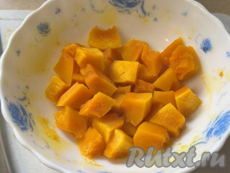 Запекать тыкву при максимальной мощности микроволновки в течение 7-8 минут (кусочки тыквы должны стать мягкими, легко прокалываться вилкой). Продолжительность запекания зависит от сорта тыквы и величины нарезки.  