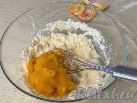 Перемешать творожную массу венчиком, затем добавить тыквенное пюре.
