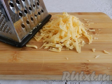 Сыр натереть на крупной терке и также добавить в соус.