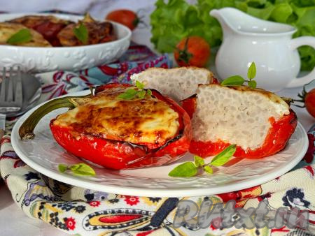 Готовые половинки перца, фаршированные фаршем и рисом, переложить из чаши аэрогриля на тарелку и подать к столу в горячем виде, дополнив, по желанию, любимым соусом.
