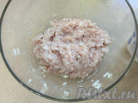 Хорошо вымесить фарш с рисом и начинка для фарширования болгарских перцев готова. 