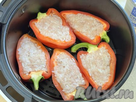 Половинки перца, фаршированные мясным фаршем и рисом, выложить на дно чаши аэрогриля. 