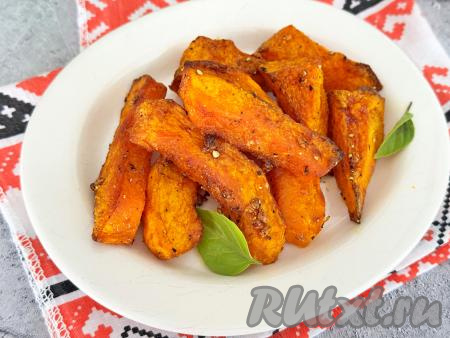 Аппетитные, вкусные, ароматные кусочки тыквы, запечённые с чесноком, переложить из чаши аэрогриля на тарелку и подать к столу. 