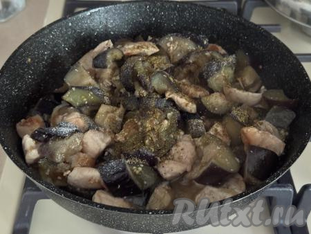 Обжарить баклажаны с курицей, периодически перемешивая, в течение 10-12 минут. Затем посолить и поперчить по вкусу.