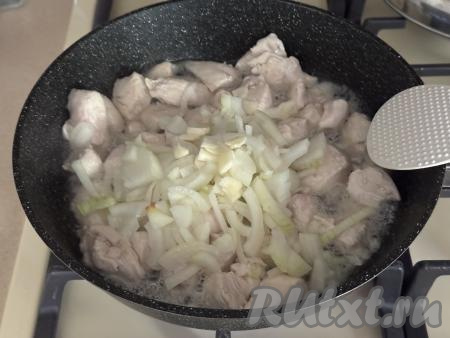 Обжарить мясо в течение 7-10 минут на среднем огне, периодически перемешивая. Затем добавить в сковороду лук, нарезанный на полукольца, перемешать.