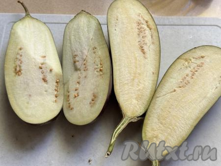 Баклажаны для этого рецепты нужны некрупные, у меня общий вес двух баклажанов составил  315 грамм. Баклажаны хорошо вымыть и разрезать вдоль на две части.