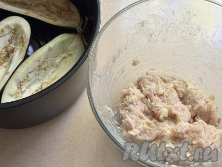 Тщательно перемешать получившийся фарш и начинка для фарширования баклажанов готова.