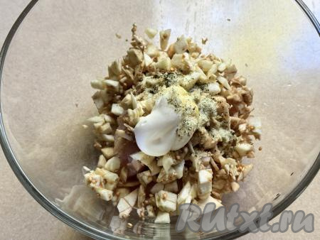 В миске соединить мясной фарш (можно взять фарш из любого мяса, у меня - куриный фарш) и мелко нарезанную мякоть баклажанов, майонез, соль и специи.