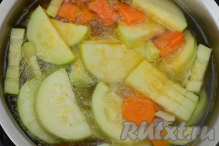 Дать супу из кабачков, батата и моркови закипеть, уменьшить огонь. 