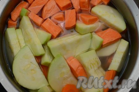 В кастрюлю с закипевшим бульоном выложить нарезанные морковь, батат, кабачки, мясо курицы, посолить.