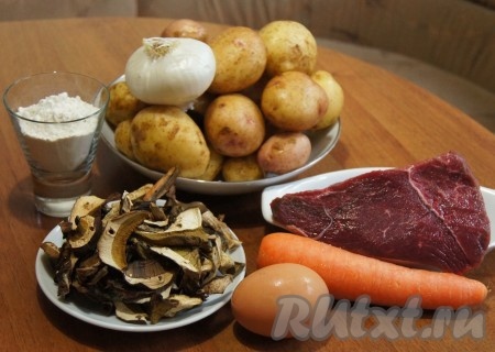 Подготовим все необходимые ингредиенты для приготовления картофельных зраз с мясом и грибами.