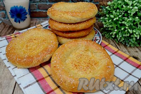 Готовые лепёшки достать из духовки, дать немного остыть и можно подавать к столу.