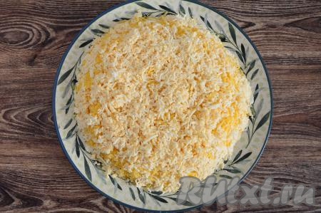 Яйца, смешанные с чесноком, выложить ровным слоем поверх сыра.