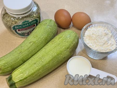Подготовить продукты для приготовления кабачков веером в кляре на сковороде. Кабачки вымыть. Для этого блюда нужно брать молодые кабачки с тонкой кожурой и мелкими семечками. Кабачки должны быть такого размера, чтобы они полностью в длину поместились в дальнейшем на сковороде. 