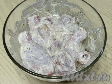 Перемешать ножки, покрывая их майонезом и специями со всех сторон, оставить мясо промариноваться в прохладном месте минут на 30. 