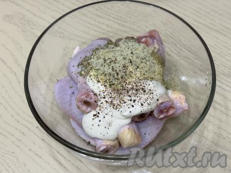 В миску с куриными ножками добавить майонез, соль и чёрный молотый перец (можно использовать и другие специи, например, как у меня, соль, смешанную со специями). 
