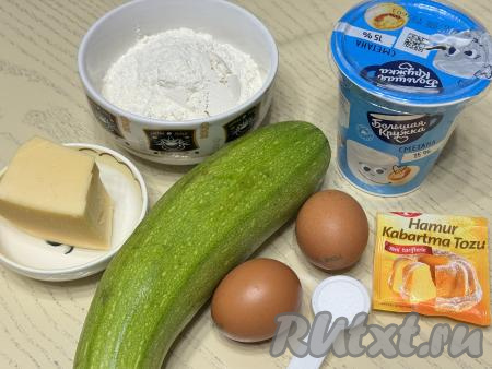 Подготовить продукты для приготовления запеканки из кабачков в мультиварке. Кабачок вымыть. Я взяла молодой кабачок с тонкой кожурой и мелкими семечками, поэтому просто обрезала у него кончики с двух сторон. Если же кожица у кабачка толстая, её нужно срезать. Если семечки крупные, их нужно удалить. Для приготовления запеканки потребуется 400 грамм подготовленного кабачка. Сметану можно использовать любой жирности (я купила жирностью 15%).
