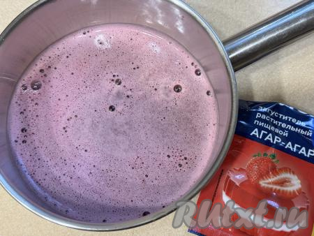 Перелить получившееся виноградное пюре в сотейник (или небольшую кастрюлю с толстым дном), добавить сахар, перемешать. У меня был достаточно сладкий виноград, поэтому я добавила 50 грамм сахара. Если у вас виноград несладкий, тогда можете добавить немного больше сахара, ориентируясь на свой вкус.