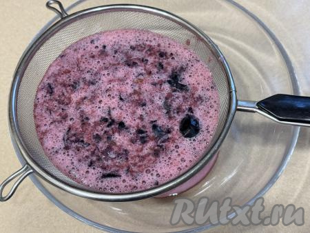 Пробить виноград погружным блендером до получения однородного пюре. Взять миску, поверх неё поставить сито. Влить в сито получившееся виноградное пюре.