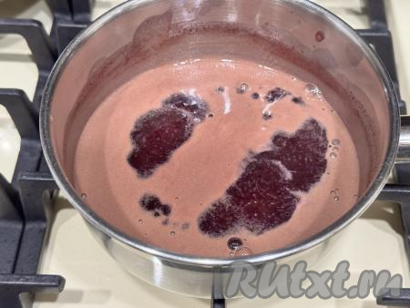 Поставить сотейник на огонь немного выше среднего и, периодически перемешивая, довести смесь виноградного пюре и агар-агара до кипения. А затем проварить на огне ниже среднего 2 минуты, иногда помешивая.