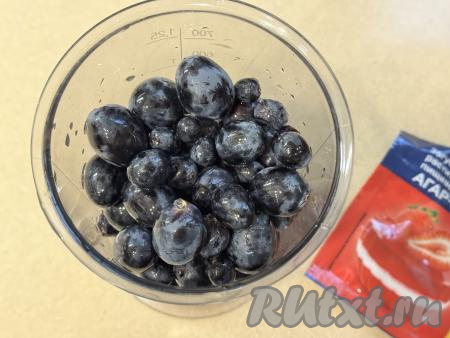 Виноград желательно брать без косточек. Виноград очистить от веточек, промыть водой. 400 грамм винограда выложить в чашу блендера.