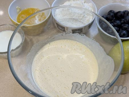 Взбить яйца с сахаром на максимальных оборотах миксера в течение 5 минут. Яичная масса в процессе взбивания увеличится в объёме и побелеет.