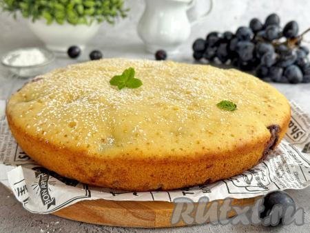 Готовый пирог с виноградом переложить из чаши мультиварки на тарелку, дать ему остыть. Сверху это выпечку, по желанию, можно немного присыпать сахарной пудрой. Подать к столу.