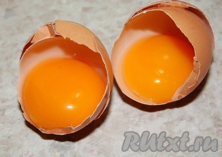 Охлаждённые яйца (из холодильника) разделить на желтки и белки.
