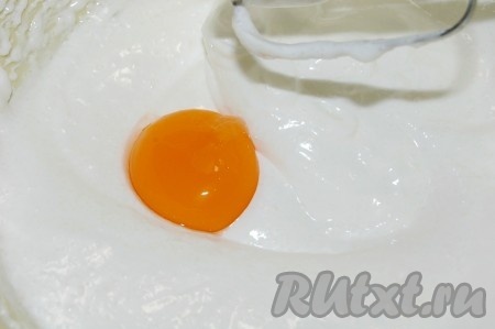 Во взбитые белки с сахаром добавить по одному желтки, каждый раз тщательно взбивая яичную смесь миксером.
