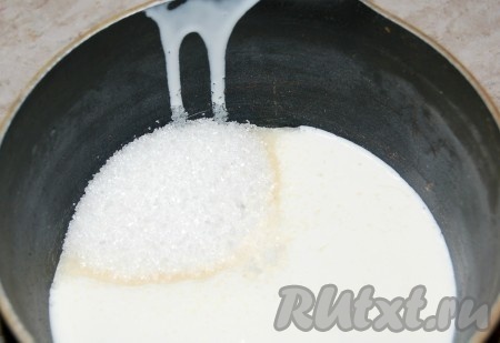 Пока выпечка остывает, готовим помадку для покрытия верха. Для этого в ковшике нужно смешать сливки, соль, ваниль и сахар.
