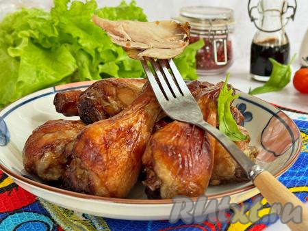 Переложить готовые куриные голени из чаши аэрогриля на тарелку и подать к столу в горячем виде, дополнив любимым гарниром. Благодаря соевому соусу, ножки в процессе запекания покрылись аппетитной румяной корочкой, а внутри - сочная, нежная мякоть.