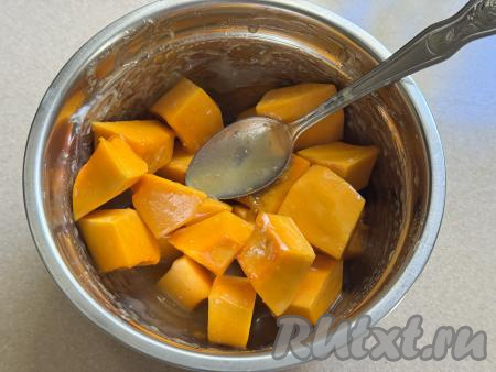 Хорошо перемешать, покрывая кусочки тыквы маслом и мёдом со всех сторон.