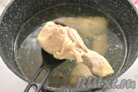 В качестве мяса для начинки я использовала куриные голени, но можно взять и бёдра или куриную грудку. Вымытые части курицы выкладываем в кастрюлю, заливаем полностью водой, ставим на сильный огонь. После закипания воды, добавив немного соли, отвариваем мясо на небольшом огне до готовности (в течение минут 30). Сварившиеся части курицы достаём из кастрюли, даём им немного остыть и отделяем от костей.