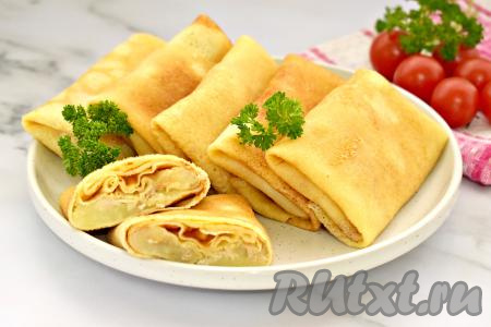 Нежные, аппетитные, очень вкусные блины с начинкой из картошки и курицы к столу подаём горячими или тёплыми, дополнив сметаной, кетчупом или любым другим соусом на ваш выбор. Если фаршированные блинчики остыли, их можно подогреть в микроволновке или подогреть с двух сторон на сковороде.