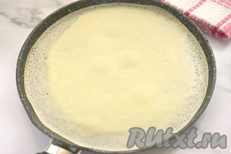 Поверхность сковороды смазываем растительным маслом, хорошо разогреваем на огне выше среднего. Выливаем на сковороду половину половника блинного теста, равномерно распределяем. Жарим блинчик на среднем огне около 1 минуты (до румяности снизу). Затем переворачиваем и жарим ещё 30-40 секунд (тоже до подрумянивания снизу). Готовый блин перекладываем на плоскую тарелку. Периодически перемешивая тесто, постепенно жарим все блинчики. Сковороду я смазывала маслом только перед жаркой первого блина, но, если будет необходимость (многое зависит от качества покрытия сковороды), перед жаркой очередного блинчика можете слегка смазывать поверхность сковороды маслом. Я готовила на сковороде диаметром 22 сантиметра, из предложенного количества ингредиентов у меня получились 12 блинов.