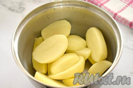 Пока варится мясо, в другую кастрюлю выкладываем очищенный и нарезанный на части картофель, заливаем полностью водой, ставим на огонь, а после закипания, добавив соль и уменьшив огонь, отвариваем до готовности (на варку потребуется минут 25 с момента закипания воды, готовые картошины должны легко прокалываться вилкой). После того как картошка сварится, сливаем большую часть воды, в которой готовился картофель, оставляя в кастрюле миллилитров 70 воды.