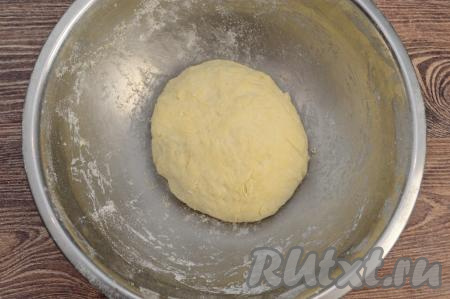Добавляя понемногу муку, учитывайте, что тесто для чуду, замешанное на кефире, должно получиться мягким, податливым, слегка липнущим к рукам. Тесто нужно хорошо вымесить (я вымешивала в общей сложности в течение 5-6 минут). Муки может понадобится чуть больше или чуть меньше, чем указано в ингредиентах, главное - ориентироваться на консистенцию замешиваемого теста. Миску с тестом накрыть полотенцем, чтобы тесто не заветривалось, и оставить его "отдохнуть" при комнатной температуре на 40 минут.