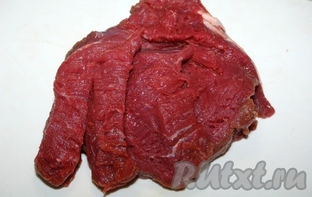 Мясо нарезать на порционные кусочки.