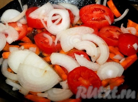 Нарезанные морковь, помидоры и лук обжарить на растительном масле.