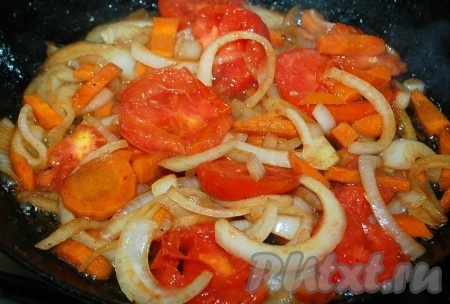 Нарезанные морковь, помидоры и лук обжарить на растительном масле.