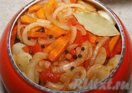 Обжарку из помидор, моркови и лука переложить в горшочек. Добавить горячую воду, лавровый лист, черный перец горошком, специи по вкусу, соль. 