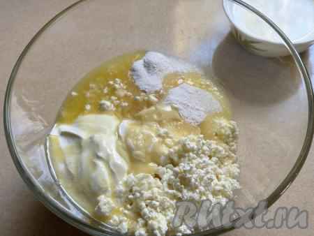 Добавить в миску растопленное сливочное масло и ванильный сахар, пробить погружным блендером до однородности.