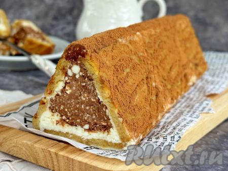 Домик из печенья с начинкой из творога готовится очень просто, даже без выпечки. После того как он постоит в холодильнике, десерт становится очень нежным, он буквально тает во рту.