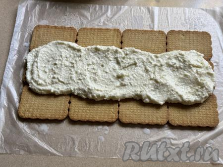 Выложить творожную массу без какао в центр прямоугольника из печенья.