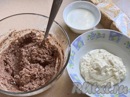 Перемешать массу с какао.